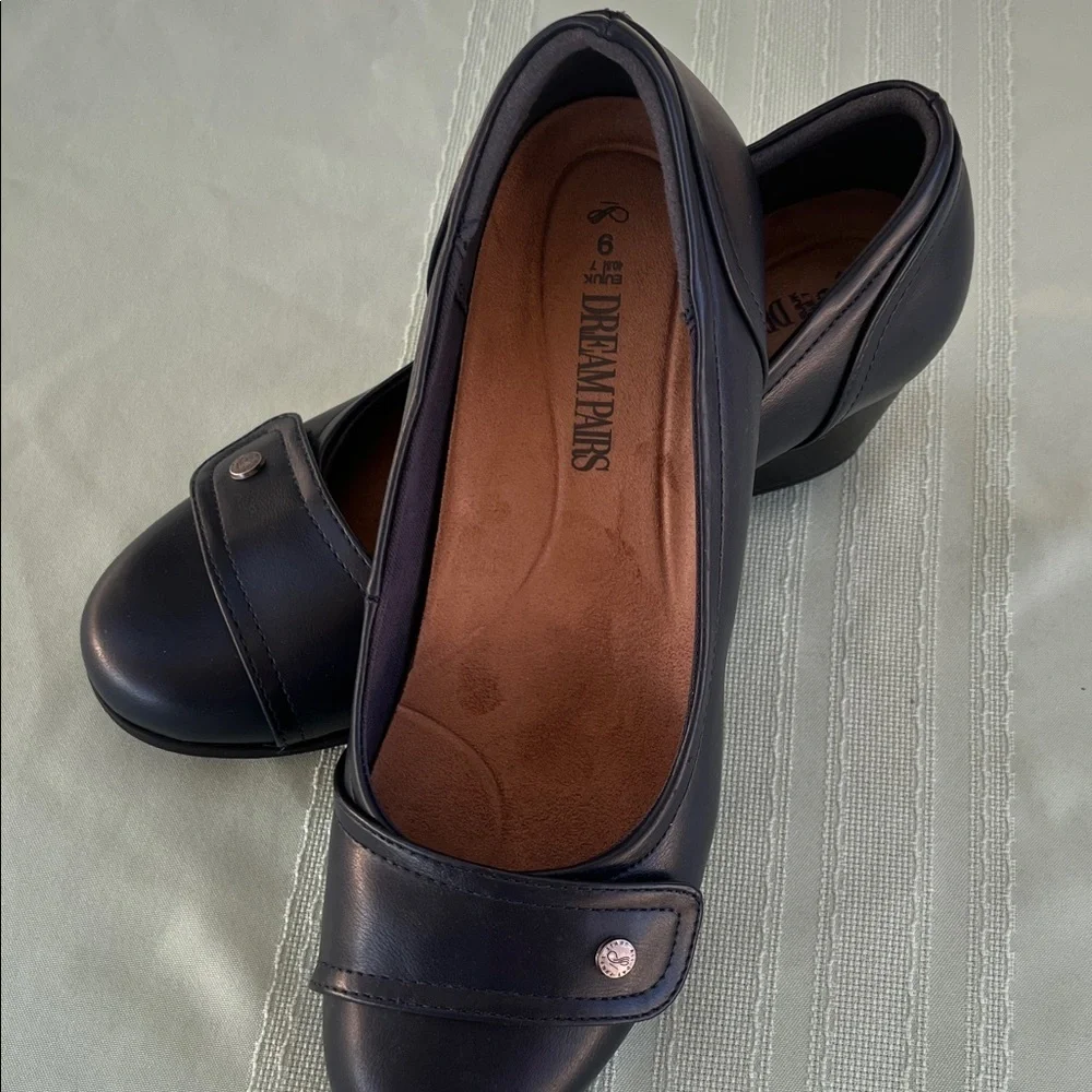 Dream Pairs women’s  Navy On Round-Toe shoes size 9